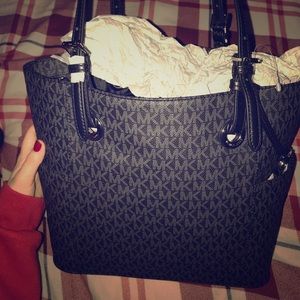 MICHEAL KORS JET SET SIGNATURE TOTE